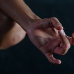 Main avec mudra de yoga